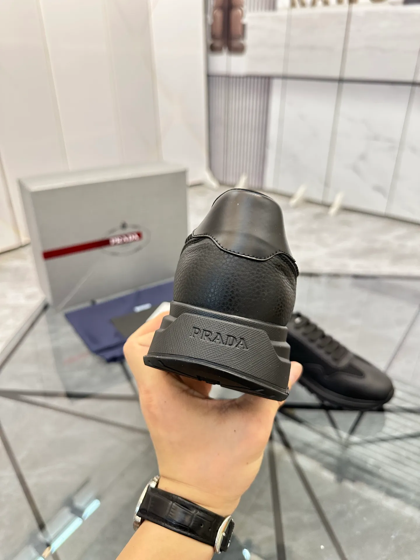 Men's shoes: 💰P600¥ High-end top quality Product trademark: Prada *"Prada*" low-top casual shoes Regular size: 38-45 (can be customized to 46) Product materials: imported first-layer cowhide stitching original material on the upper, water-dyed cowhide lining, cowhide foot pads, original outsole. No.: 001